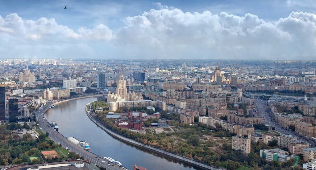 Москва образованный город. Смоленская набережная метро.