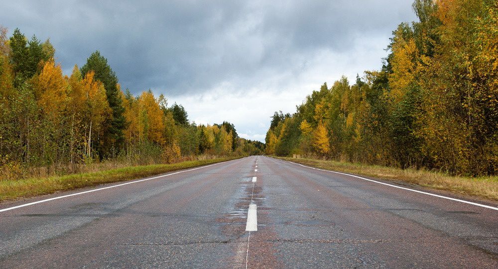 Край трассы. Осенняя дорога Урал. Трасса в октябре. Дорога осенняя из машины. Край дороги Россия.