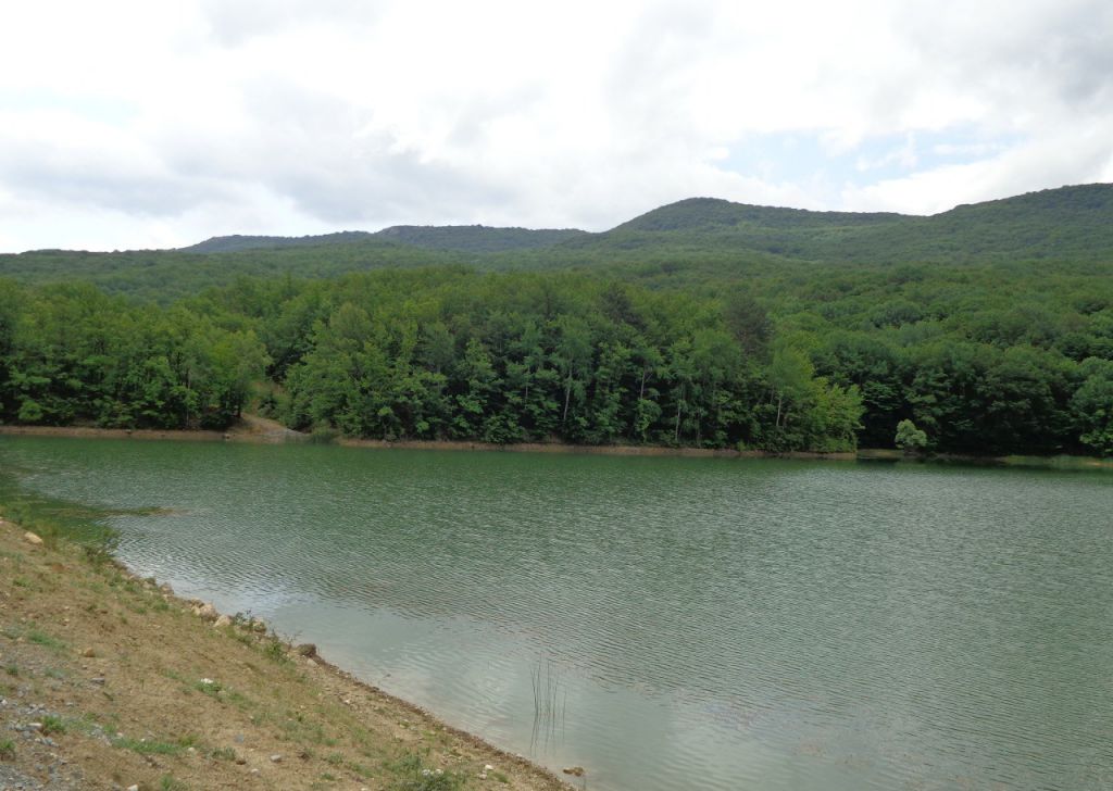 Село богатое. Богатое ущелье Бахчисарайский район. Село богатое ущелье Бахчисарайского района. Богатое ущелье Бахчисарай. Богатое ущелье Крым озеро.