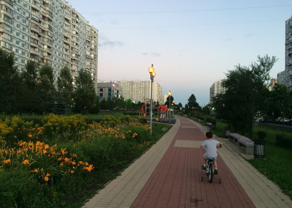 Крылатское осенний. Крылатское район осенний бульвар. Осенний бульвар 18к2. Крылатское осенний бульвар 18к2. Метро Крылатское осенний бульвар.