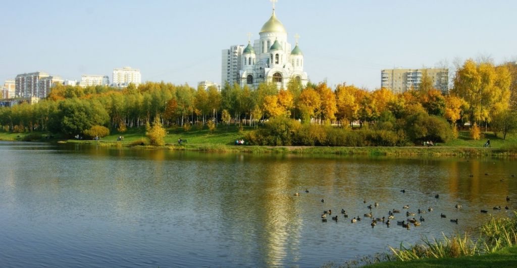 Г москва солнцево. Солнцево пруды лучи. Солнцево картинки. Храм в Солнцево и озеро. Солнцевский пруд около храма парк фото.