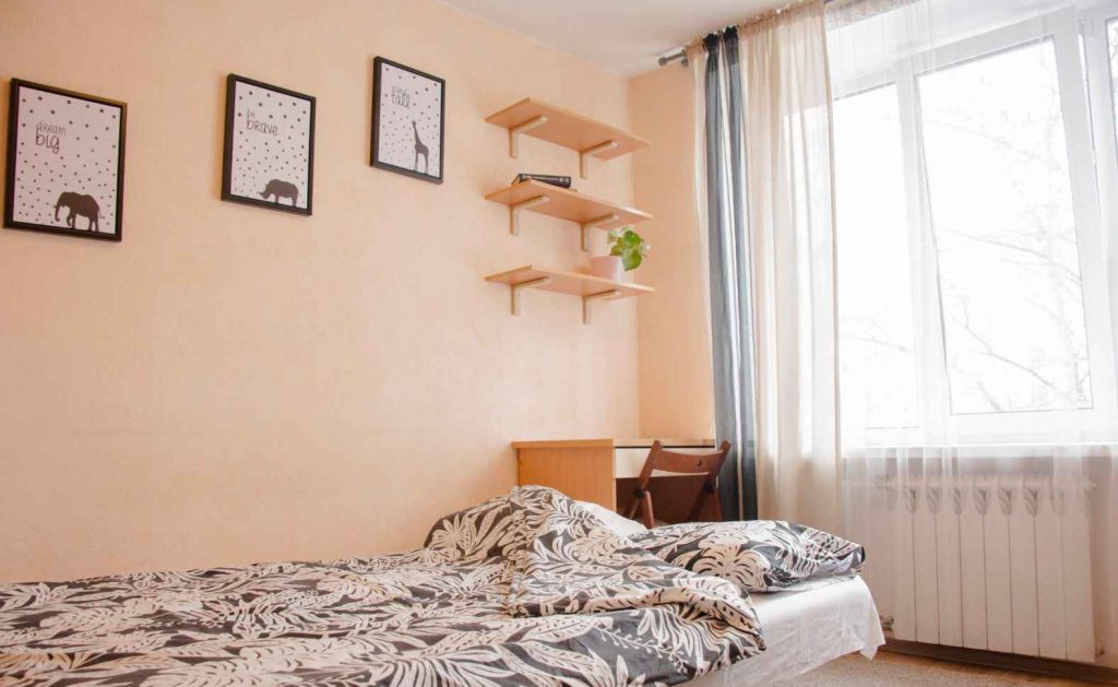 сниму комнату в очаково от собственника. комната в москве. двуспальная кровать в однокомнатной квартире. снять комнату в солнцево москва. квартира синимайт.