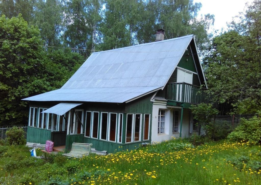 Две дачи. Зеленая дача. Зеленая горка на даче. Дачный дом в Подмосковье зеленый. Деревня Манихино зеленая горка.